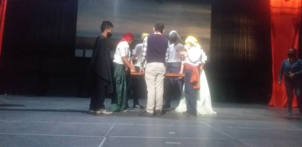 El CRP de Teatro de la Coordinación Regional de Cultura En los Ensayos de la puesta en escena de los Edecanes en el Marco de la "Independencia de Maracaibo 1821".
<a href="/nicolasmaduro/">Nicolás Maduro</a> @psuvaristobulo <a href="/EducacionZEZ/">Educación Zulia</a> @mppeducacion <a href="/yamilysuarez/">Yamily Suarez</a> @omarprietogob @dgcultura @dilmachavez1