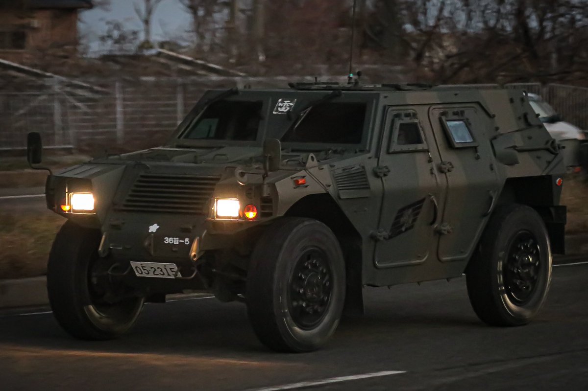 ゴルゴ 側面にある虎の部隊マーク が特徴の伊丹36普5中隊のlav 1 2枚目の牽引してる姿も格好良いけど3 4枚目のおでこのところに雷マーク貼ってあるのもなかなか格好良い