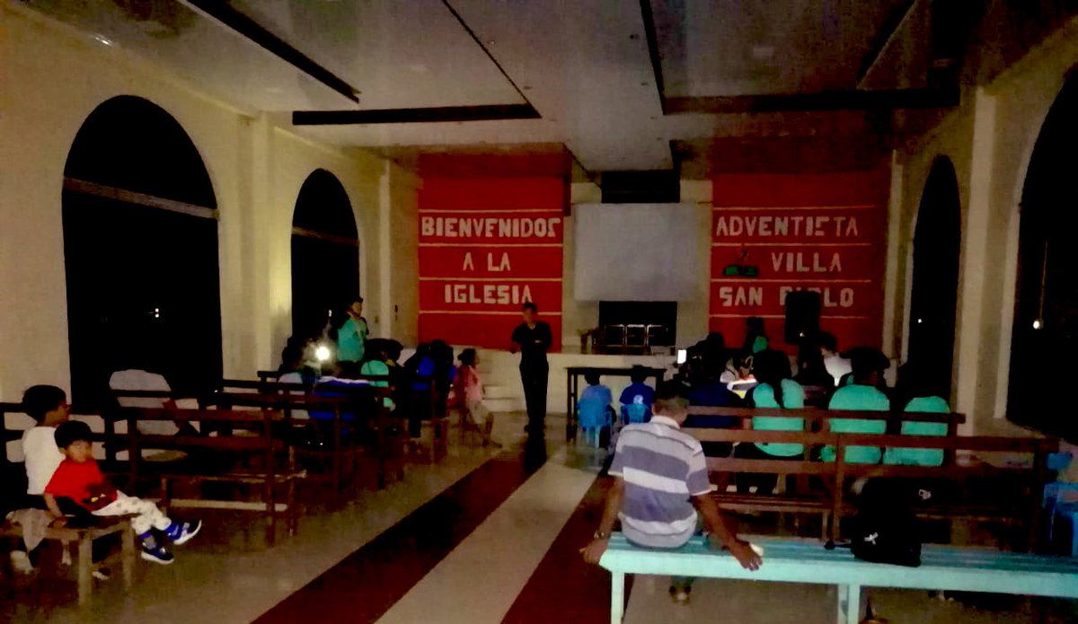 Anoche en San Pablo, mientras se daban los estudios bíblicos, hubo un apagón de luz en todo el pueblo. Los Calebs prendiendo la luz de sus celulares continuaron con el estudio de la Biblia. Seamos luz 💡 #MisionCaleb <a href="/adventistas_bo/">@AdventistasBolivia</a>