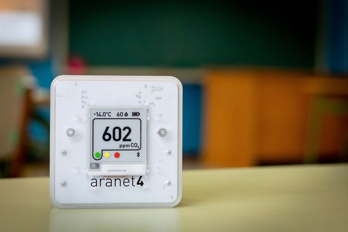 zaragoza_es's tweet photo. Vamos a repartir a los colegios públicos de la ciudad medidores de CO2 y sensores de temperatura que permitirán desarrollar para cada aula su propio protocolo de ventilación que garantice y compatibilice tanto la renovación y calidad del aire como el confort térmico. https://t.co/RJLVkNfWr1