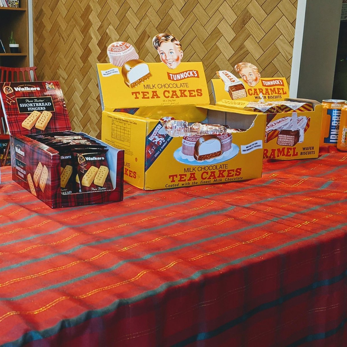 Sláinte Mhath (pronounced "slanj’-uh va’” - which means good health) to all our Scottish students celebrating Burns Night 🎉
Our on-site team in Edinburgh are giving out some Scottish themed treats (individually packed &amp; covid safe) to celebrate!
#BurnsNight #Edinburgh