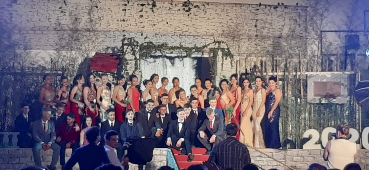 Con esa foto solo nos queda decir que al fin nos dejamos de joderr, no fue el mejor año pero nos quedamos con los mejores momentos juntos. Sobre todo gracias por este terrible nochonn que logramos tener 
Hasta siempre seserekeros🤞🏼
ÉXITOS EN LA NUEVA ETAPA💥🥂💥