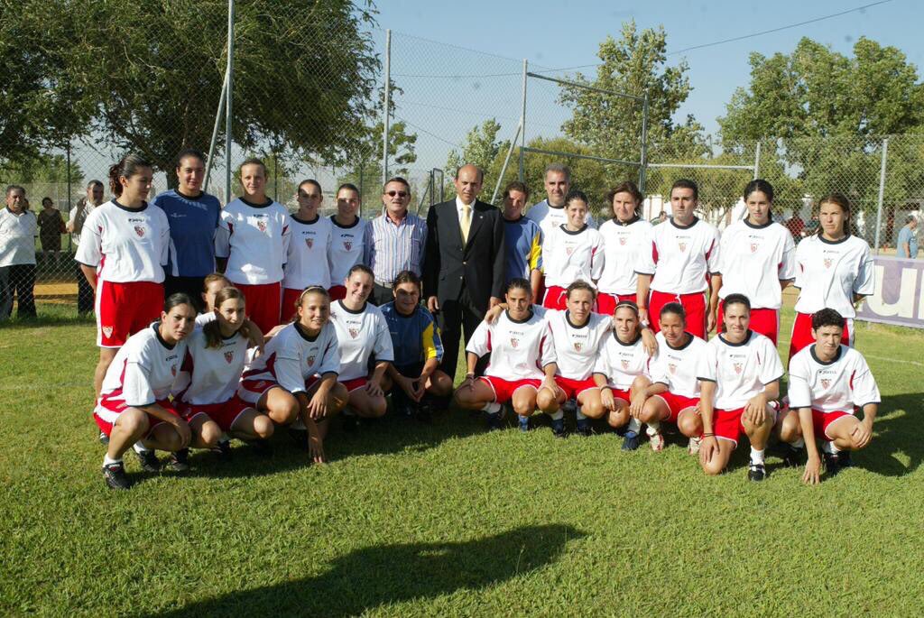 dayi_sevilla's tweet photo. ‼️FELICES 131‼️GRACIAS por estos años de locura máxima,sentimientos infinitos y tanto cariño.Os dejo un bonito y enorme recuerdo de las PIONERAS que con ORGULLO  luchamos por ti en los campos 🇮🇩@SevillaFC_Fem @SevillaFC  #SevillaFC131  #WeareSevilla  #NuncaTeRindas  #SomosDe1890 https://t.co/fEvYGqvz1f