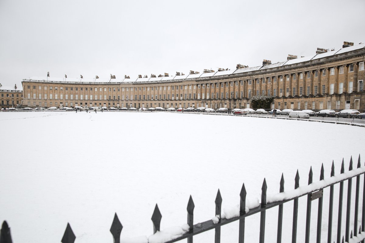 royalcrescent's tweet photo. Wasn't it lovely to briefly escape reality yesterday, into a clean new snow-covered world? 🌨🏛❄
📸 by @therollinsonlondon
#MondayVibes #bathuk #visitbath #historichotel #historicbuildings #georgianbuilding #georgianarchitecture #architecture https://t.co/V0V3GL0TMz