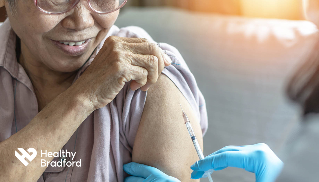 HealthyBFD's tweet photo. The NHS is advising that we should still get our annual flu jab, despite the COVID-19 pandemic. 🦠💉

Dr Dave Tatham tells us why it’s more important than ever to attend your appointment.

📰 LEARN MORE: https://t.co/MlPSdddLJk

#HealthyBradford #GetYourFluJab https://t.co/fdeDY6LU0R