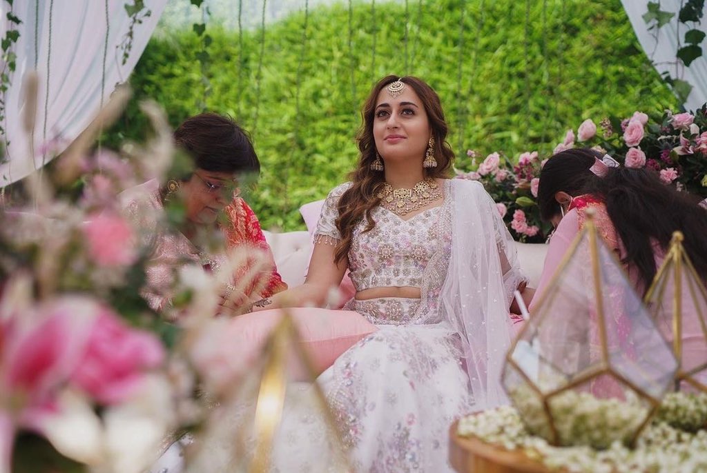 pinkvilla's tweet photo. Surely these are #VarunDhawan’s favourite pictures from the mehendi ceremony as he shares them today ❤️❤️

#NatashaDalal #VarunWedsNatasha #VarunKiShaadi #VarunNatashaWedding https://t.co/b8wRNESQtm