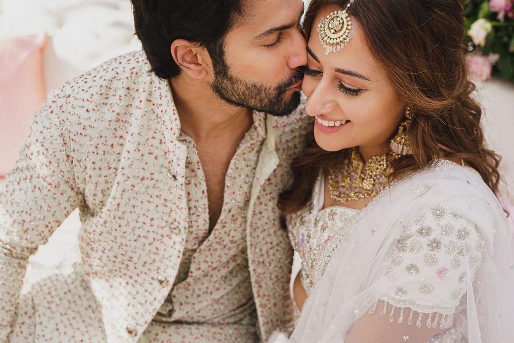 pinkvilla's tweet photo. Surely these are #VarunDhawan’s favourite pictures from the mehendi ceremony as he shares them today ❤️❤️

#NatashaDalal #VarunWedsNatasha #VarunKiShaadi #VarunNatashaWedding https://t.co/b8wRNESQtm