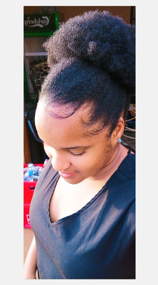 Angel_Riimz's tweet photo. Sometimes my skin and hair do this thing where they shows off 🤪😊 I am not complaining. #naturalbae https://t.co/UJAv2gvI8e
