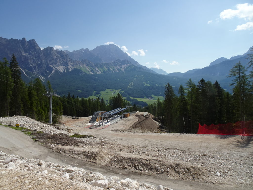 Tra 2 settimane iniziano i #mondiali di #scialpino #Cortina2021 in teoria all'insegna della sostenibilità ambientale e dell'impatto zero. Ma è veramente così? Ne parliamo qui sportallarovescia.it/sar5/attualita…