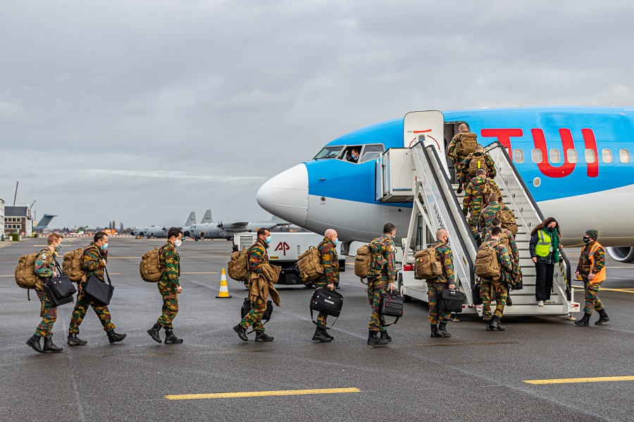 BelgiumDefence's tweet photo. Nieuwe samenwerking met civiele luchtvaartsector brengt militairen naar operatiezones https://t.co/LEP5AXKYCO https://t.co/9lD8NggZN4