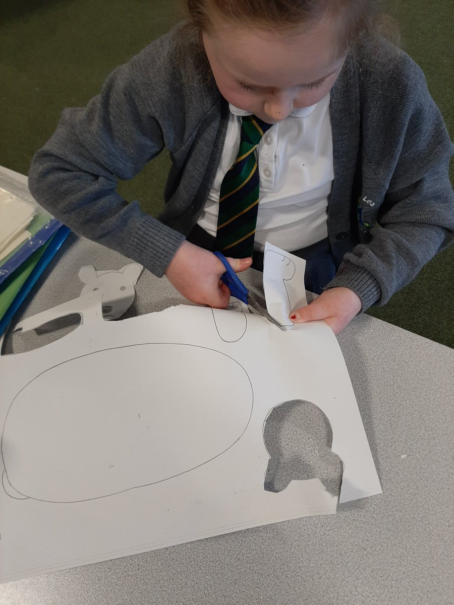 MrsWYear2Wrens's tweet photo. Busy designing bees this afternoon...we are learning all about the Arctic and Antarctica and designing moving polar bears #cannotwaittoseethis #scarybear https://t.co/9RVOSfZU9y