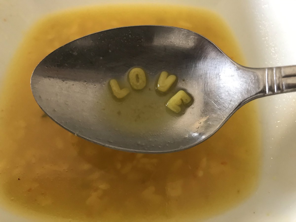 De chiquita me encantaba que mi madre me hiciese la sopa de letras aunque a ella no le gustaba tanto que jugase con la comida 😬
#felizlunes