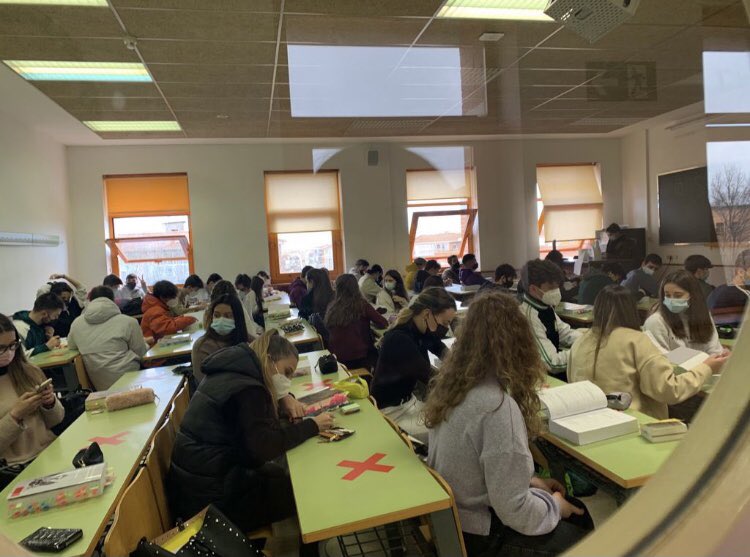ucmenlucha's tweet photo. Los exámenes en la URJC y de la UAM se han realizado sin garantizar las medidas de seguridad. Esto mismo ocurrirá en la UCM ya que el rector continúa manteniendo la presencialidad de los exámenes y poniendo en riesgo la salud de los alumnos. #NoOsImportamosUCM #ExamenesOnlineYa https://t.co/KpWJVi08OK
