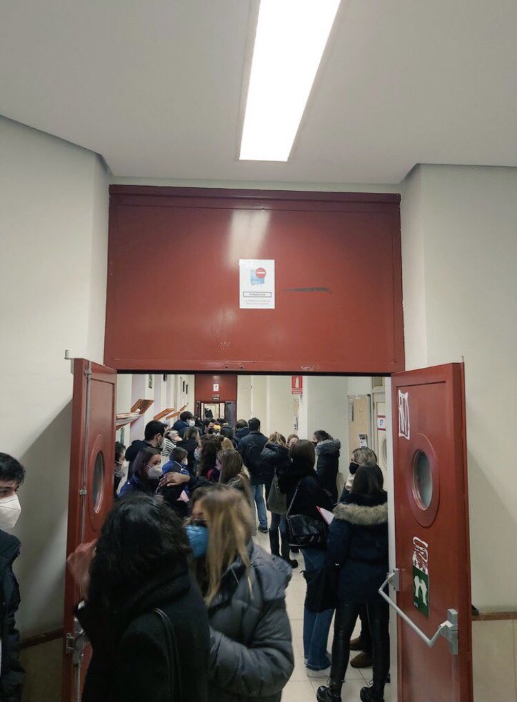 ucmenlucha's tweet photo. Los exámenes en la URJC y de la UAM se han realizado sin garantizar las medidas de seguridad. Esto mismo ocurrirá en la UCM ya que el rector continúa manteniendo la presencialidad de los exámenes y poniendo en riesgo la salud de los alumnos. #NoOsImportamosUCM #ExamenesOnlineYa https://t.co/KpWJVi08OK