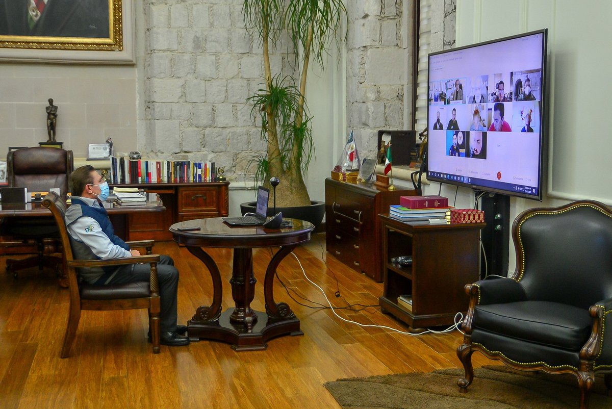 AispuroDurango's tweet photo. Iniciamos la semana trabajando unidos, tomando acciones por un #DurangoSeguro. Por ello, reitero mi agradecimiento a los representantes del @GobiernoMX @SEDENAmx @GN_MEXICO_ y al gabinete de seguridad del @gobdgo, por su participación constante en la #ReuniónDeSeguridad. https://t.co/C2N1uYiqS4