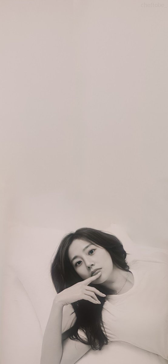 bbongarchive_'s tweet photo. Just made a #MoonChaewon wallpaper from her latest photoshoot feel free to use if you want 💕😊 https://t.co/PM4p4OI2sv
