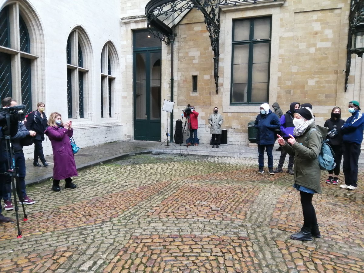 Devant le conseil communal de #Bruxelles : témoignages de jeunes arrêtés hier pdt la manif contre les #violencespolicières. Le <a href="/ptbbelgique/">PTB Belgique</a> veut des réponses claires de <a href="/PhilippeClose/">Philippe Close</a>