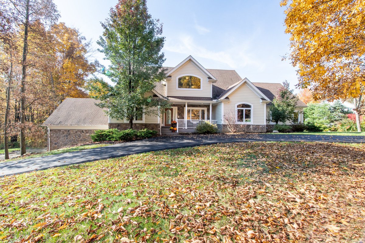 SOLD! Congratulations to our sellers and the buyers of this spacious Cape Code residence located at 18090 Chanticleer Court in Bainbridge.

#sold #kareneaglegroup #howardhannarealestate