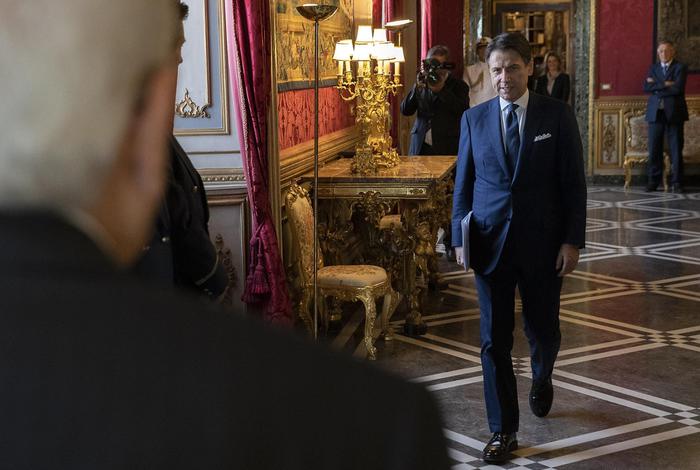 Agenzia_Ansa's tweet photo. #Governo, il premier Giuseppe #Conte potrebbe recarsi già oggi al #Quirinale per conferire con il presidente della Repubblica Sergio #Mattarella
#ANSA @GiuseppeConteIT @Quirinale https://t.co/4e2VlJjdR8 https://t.co/DsNoW86GGg