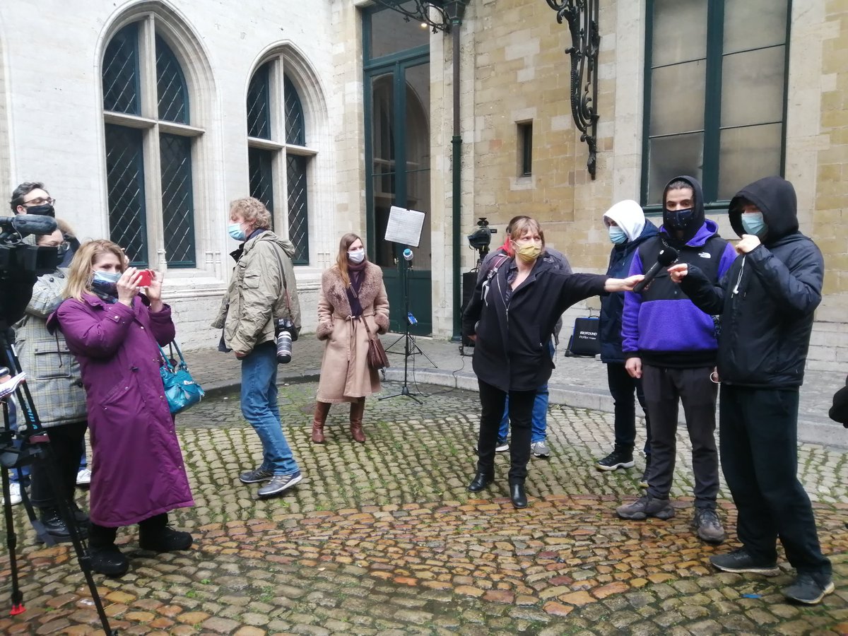 Un jeune témoigne: "la manif était tolérée. Tout se passait bien. Juqau'a ce qu'on se fasse arrêter par dizaine entassé dans 3 cellules. On s'est fait insulté par les policiers ". Incompréhension. <a href="/PhilippeClose/">Philippe Close</a> : pourquoi ?