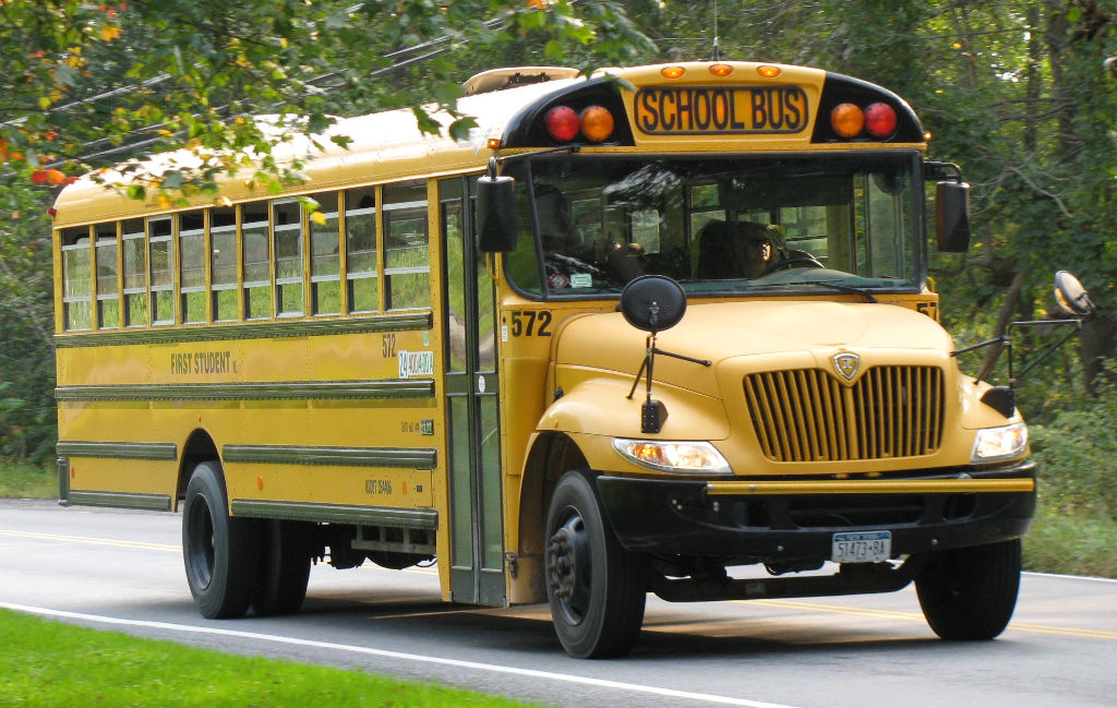 cm2_st's tweet photo. @TwitLandC #lve #TwitLandC #twitclasse et #twitclasses #tadaf #défi4
Hi everyone, aux Etats-Unis, les écoliers apportent leur lunch box pour manger le midi et ils vont à l'école avec des bus jaunes. https://t.co/8Gu5QPi7RX