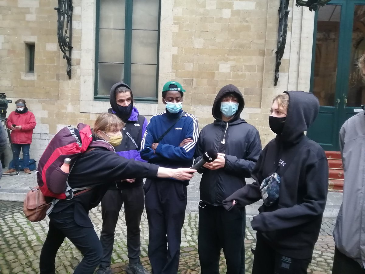 'Dans le fourgon, un policier m'a dit : 'ça pue la femme ici'. Je lui dit qu'il pouvait pas dire ça, il m'a répondu : ici t'as pas de droit, salope' #violencespolicières à #BruxellesVilles. Le <a href="/ptbbelgique/">PTB Belgique</a> exige une enquête indépendante de <a href="/PhilippeClose/">Philippe Close</a>