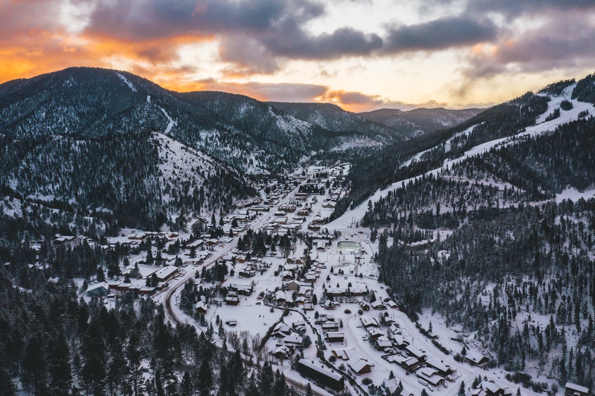 RedRiverSkiArea's tweet photo. The snow just keeps coming ❄️ https://t.co/AtUHJ6I34D