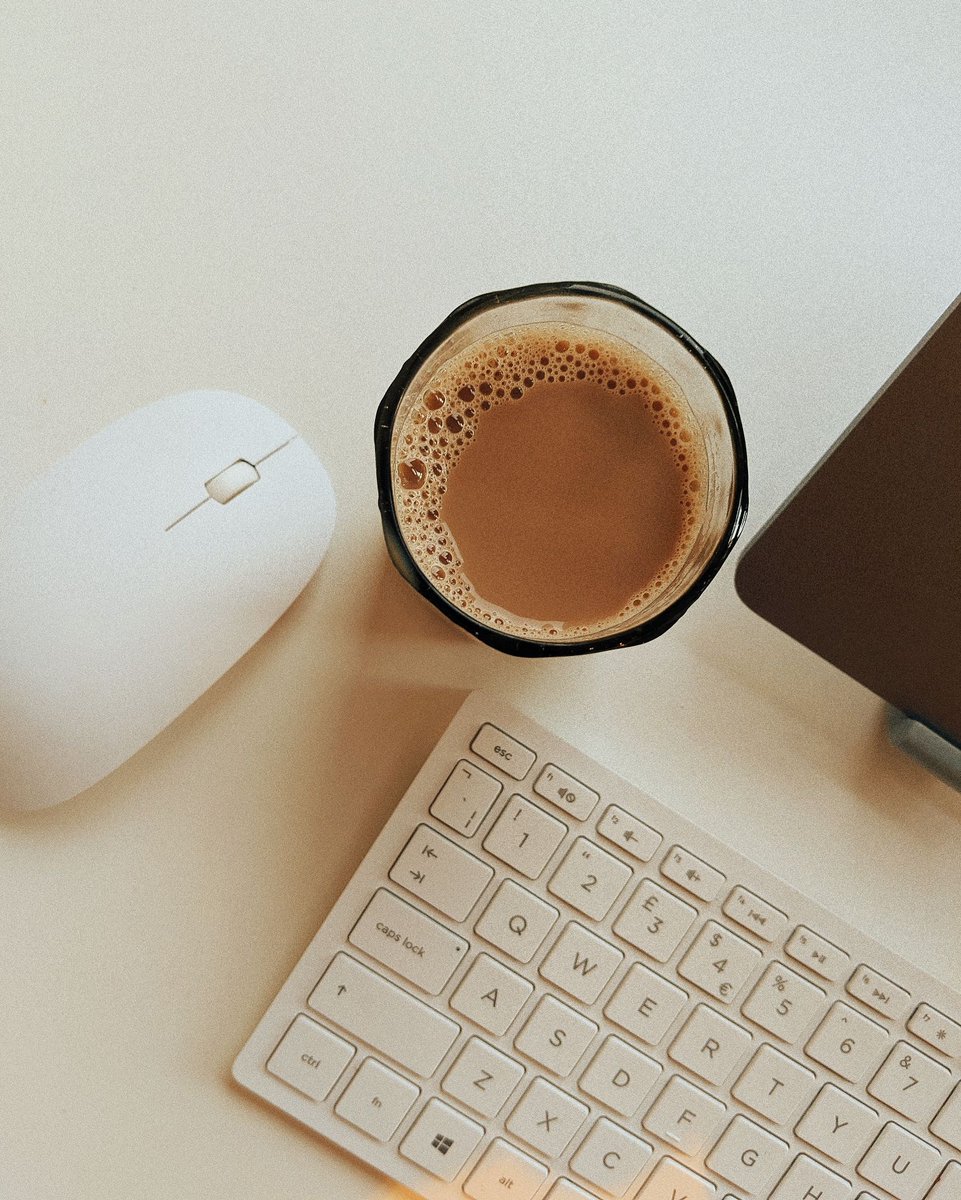 _cuppachai's tweet photo. How are you finding working from home?

#tea #indiantea #chaitea #teatime #mondaymotivation #smallbusiness #wfh #workingfromhome #wfhsetup #ilovetea #blacktea #mindul #worklifebalance #chai https://t.co/rErCGrzOKv
