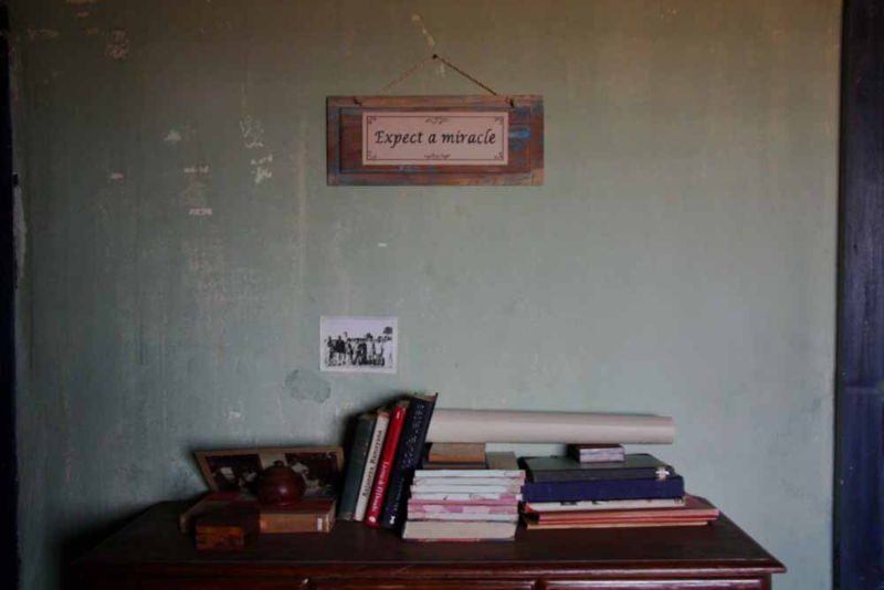 💕 #TalDíaComoHoy como hoy, en 1969, Vicente y Anna Ferrer llegaron a Anantapur. Su hogar era una habitación a medio construir con suelo de barro.

Solo tenía un cartel en mitad de la estancia que decía “Espera un milagro”, una frase que resultó profética.

#52años