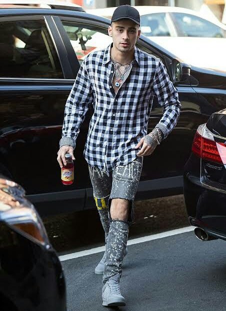daughterofmalik's tweet photo. Zayn'in sokak tarzı beni benden alıyor🔥 https://t.co/sD0KQFsaWz