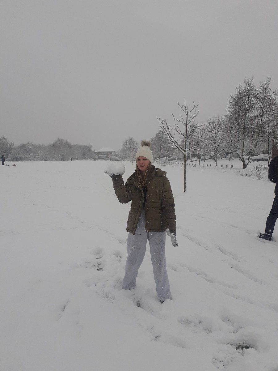 StephanieGrice5's tweet photo. @walmleyjssc @MrsCooney2 lucy and her sister had fun in the snow this weekend. https://t.co/cbziIYJqQt
