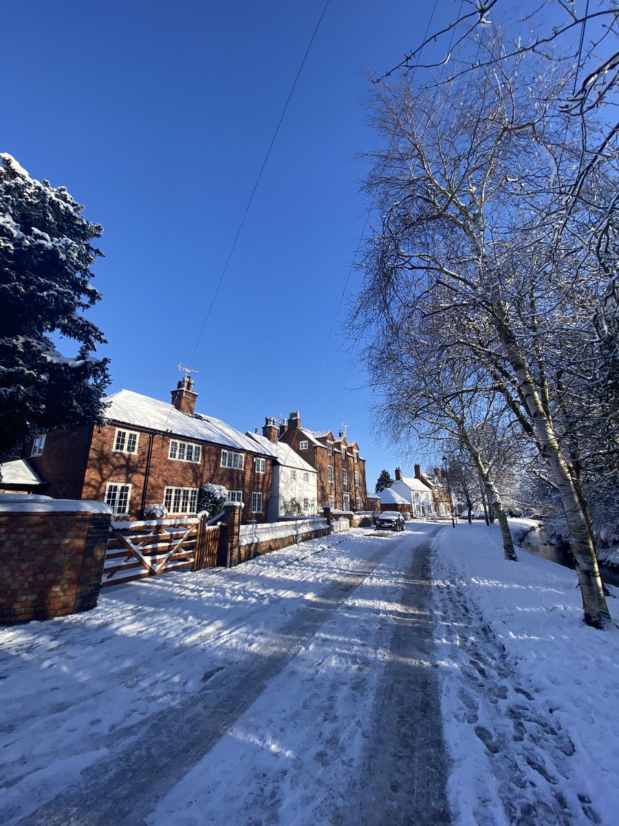 MrsParkerGeog's tweet photo. The biggest smile on my daily walk today @MrsBonTweets ☺️❄️☃️🤍💙 #lockdownchallenge #photography #positivity https://t.co/0qCtbnLlc2