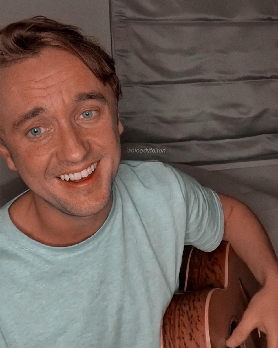 btanskz's tweet image. tá me                            eu não faço 
dizendo que                 a menor ideia
eu sou seu                   do que isso
comfort                        significa, mas
person?                        espero que isso
                                      te faça feliz