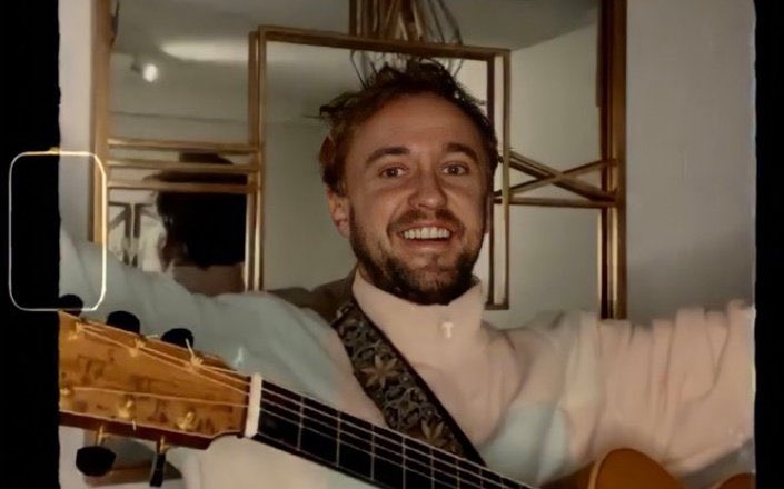 btanskz's tweet image. tá me                            eu não faço 
dizendo que                 a menor ideia
eu sou seu                   do que isso
comfort                        significa, mas
person?                        espero que isso
                                      te faça feliz