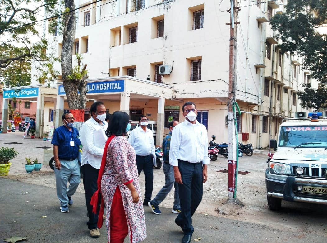 PWD_Odisha's tweet photo. Secretary @PWD_Odisha @drkrishan2002 reviewed progress of infrastructure works in District Headquarter Hospital, Nayagarh. Work on new 100 bedded district headquarter hospital upgradation will start soon. Tender at cost of rupees 23 crores approved by State Government. (1/2) https://t.co/dgNeDU2Jjy