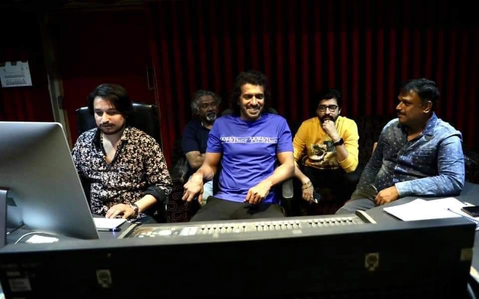 SSP_Film_Review's tweet photo. Director and Actor Realstar Upendra sings a club song for the movie #DearSathya.

@nimmaupendra https://t.co/7mPlrm7Dub