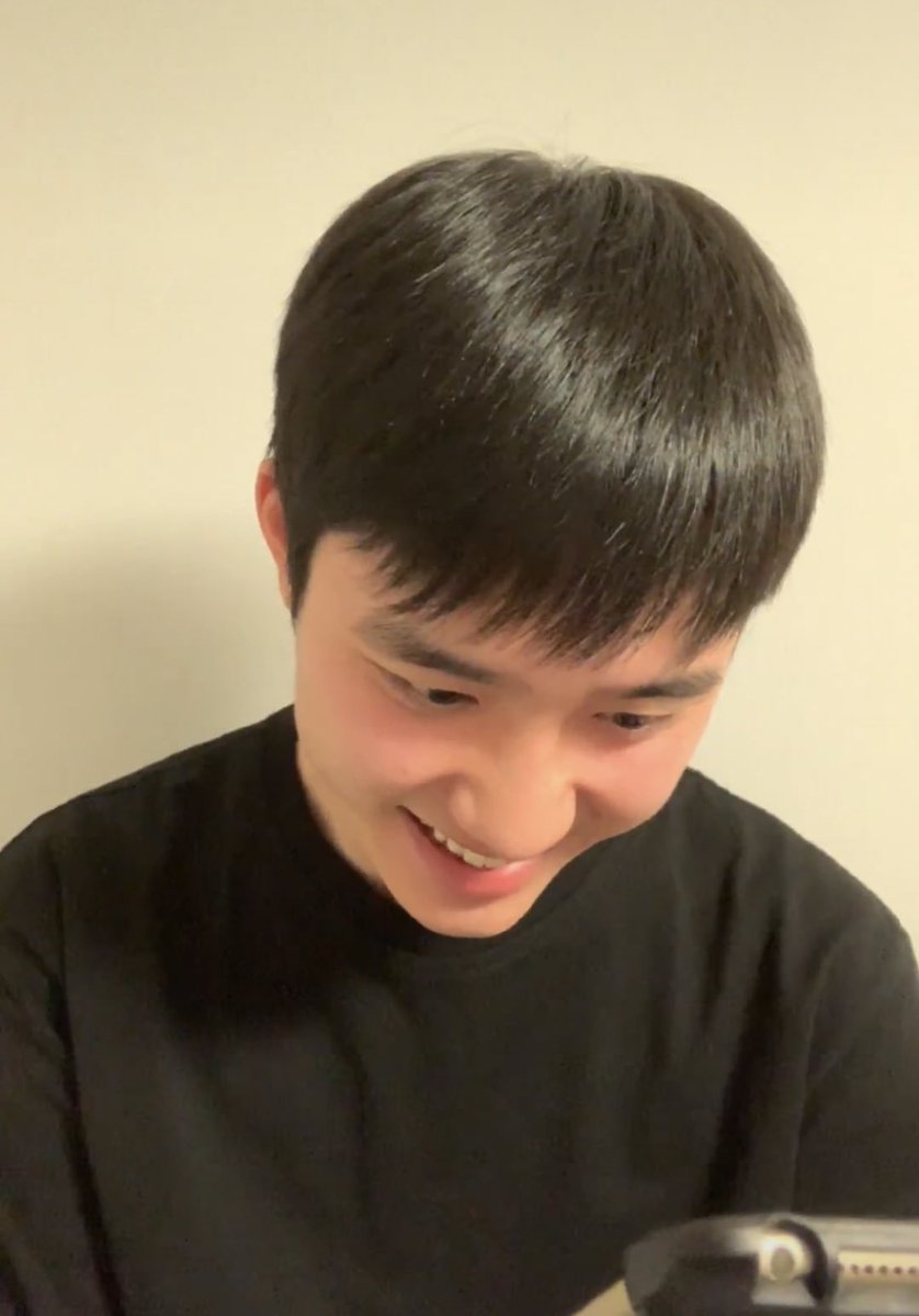 kyungseng's tweet photo. PLS HE’S SO FREAKIN’ CUTE WHILE READING THE COMMENTS ASDFGHJKL https://t.co/1iLclL0EzA