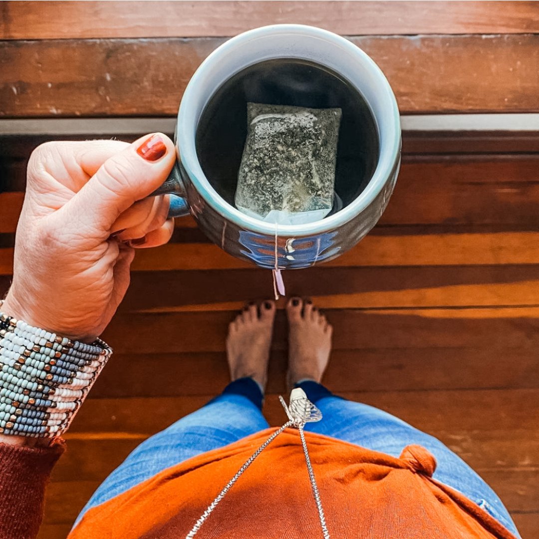 Monday mornings call for an extra moment of me-time (...and a warm, cozy cup of Yogi Honey Lavender Stress Relief tea 😉)⠀
⠀
Which <a href="/YogiProducts/">Yogi Products</a> blend are you sipping today? ⠀
⠀
📷: @⁣freebird_momma⠀
