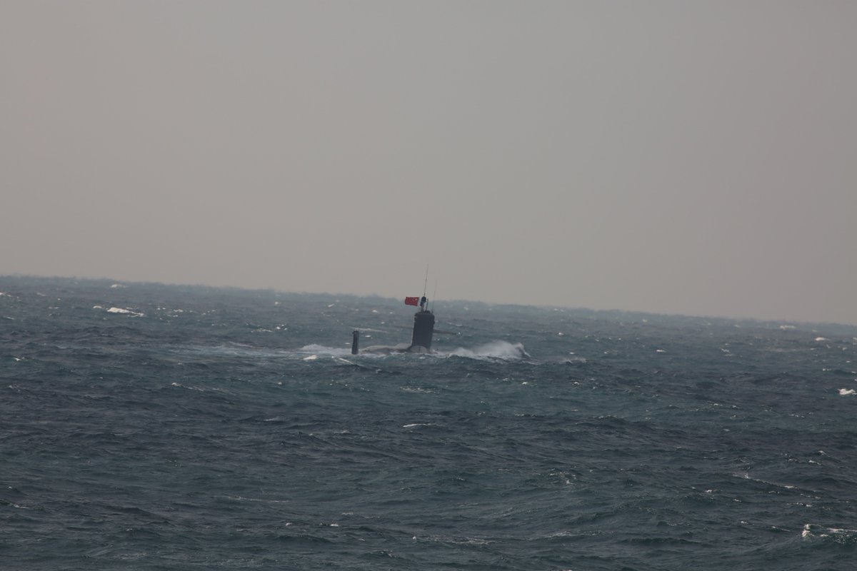 PLAHenkenBot2's tweet image. 09Ⅲ/A/B型原子力攻撃潜水艦
中国海軍における2タイプ目の攻撃原潜。性能は西側諸国やロシアに及ばないものの、派生型が複数確認されていて次の09Ⅴ型に向けたベースになると思われる。YJ-18Aを搭載可能なB型は2018年に尖閣諸島の接続水域を潜水艦として初めて潜没航行した。