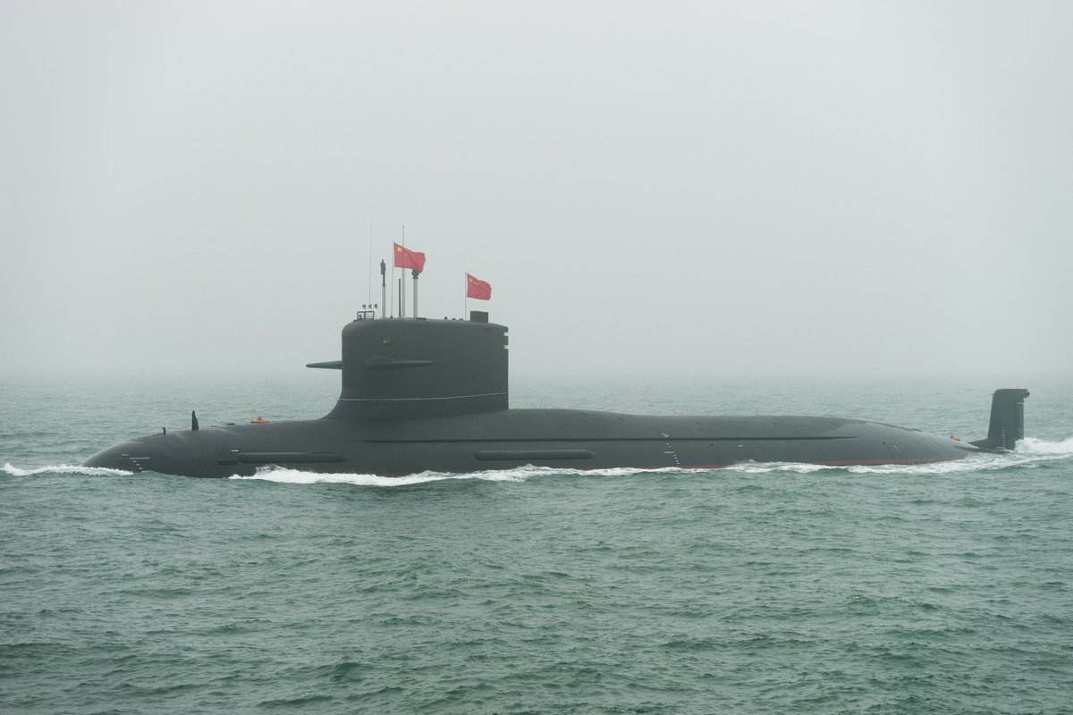 PLAHenkenBot2's tweet image. 09Ⅲ/A/B型原子力攻撃潜水艦
中国海軍における2タイプ目の攻撃原潜。性能は西側諸国やロシアに及ばないものの、派生型が複数確認されていて次の09Ⅴ型に向けたベースになると思われる。YJ-18Aを搭載可能なB型は2018年に尖閣諸島の接続水域を潜水艦として初めて潜没航行した。