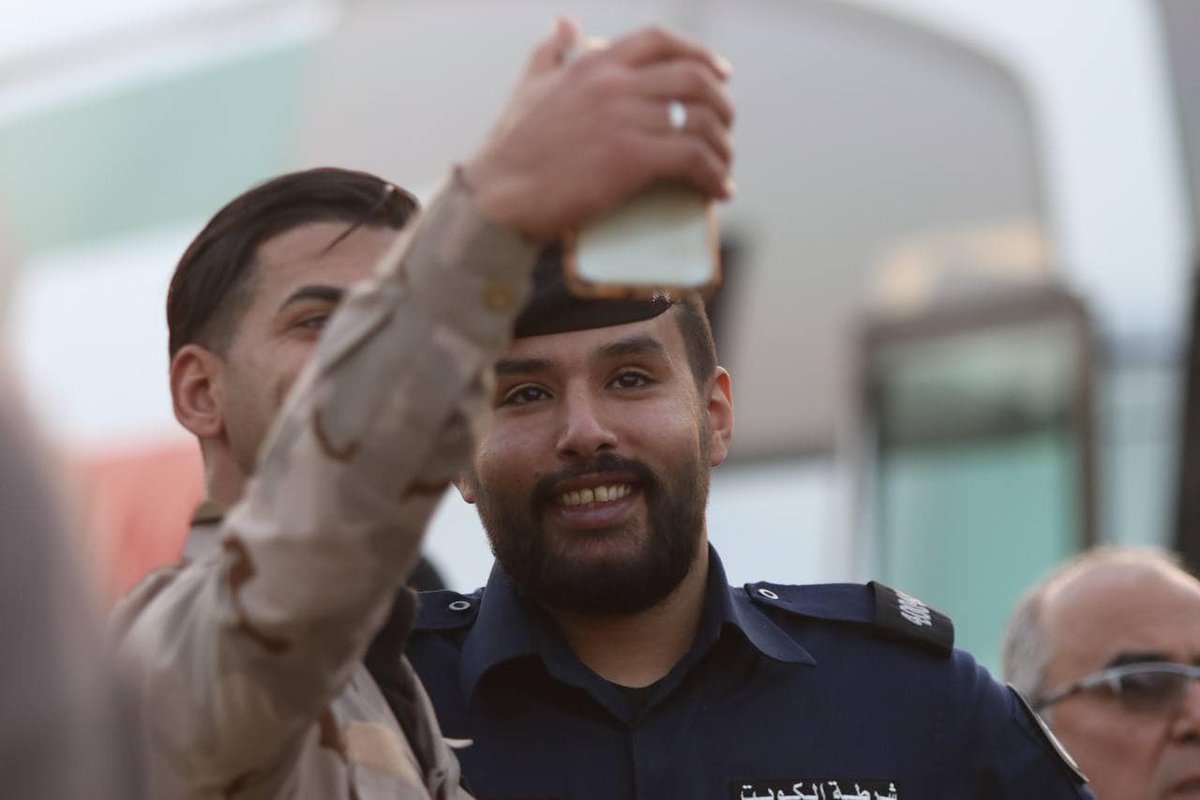 صورة ذات معاني كبيرة ، ضابطان عراقي وكويتي عند استقبال وفد الازرق عند الحدود العراقية الكويتية ... الله يديم المحبة.
#العراق #الكويت 
#هلا_بيكم_البصرة_تحييكم