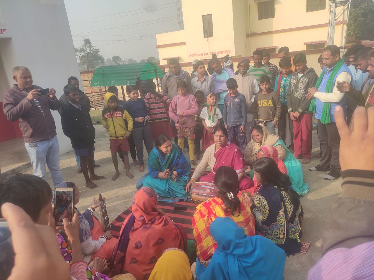 DipikaPS's tweet photo. आप सबको ये सूचित करते हुए हर्ष महसूस हो रहा है कि आज बलबड्डा पंचायत भवन का शिलान्यास किया गया। सभी रीति रिवाज,मंत्रोचार और पुजा पाठ के बाद इस भवन की नींव रखी गई है। @HemantSorenJMM @RahulGandhi https://t.co/3E0XYDwhBO