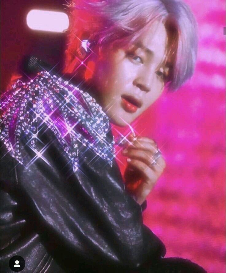 Jimin: Cosmopolitan - listen, you’re ordering this because you are a sexy lovely cutie and it’s delightful to look at. You’re wearing your finest sparkles and flirting comes naturally after the second round, and the third? Stay tuned 