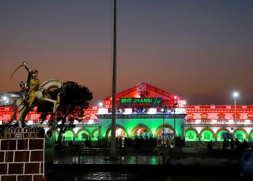 RailMinIndia's tweet photo. गणतंत्र दिवस की पूर्व संध्या पर खूबसूरत तीन रंगों में रंगा झांसी रेलवे स्टेशन! https://t.co/0FkpCtaA3R