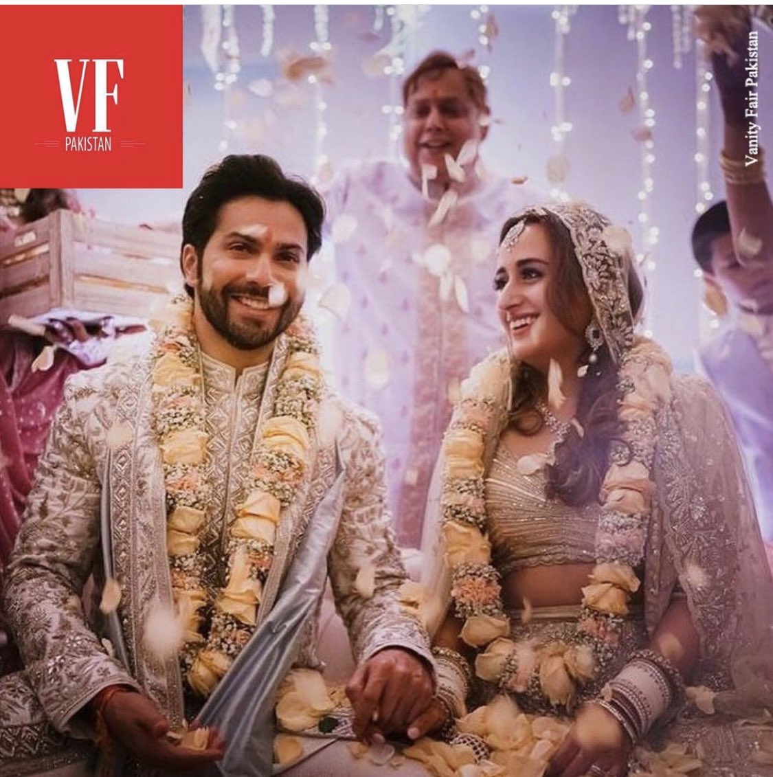 vanityfairpak's tweet photo. Bollywood’s @Varun_dvn ties the knot with the love of his life natasha! 💍
Here’s wishing the two a very happy married life together 💫💕 

#vfpakistan #vanityfairpak #vanityfairpakistan #varundhawan #natashadalal #wedding #vanityfair #pakistan https://t.co/Uaug6E5XEM