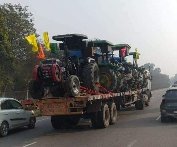 KhalidkhanO120's tweet photo. एक कागज पर मुहर नहीं लगाओगे तो क्या तारा सिंह पाकिस्तान नहीं पहुंचेगा...? 
(फ़िल्म गदर)

ठीक वैसे ही.. तेल नहीं दोगे तो क्या ट्रैक्टर दिल्ली नहीं पहुंचेगा.?
#FarmersProstests #TractorParade
#RepublicDay2021 #DelhiFarmersProtest https://t.co/HjUtFCzU0b