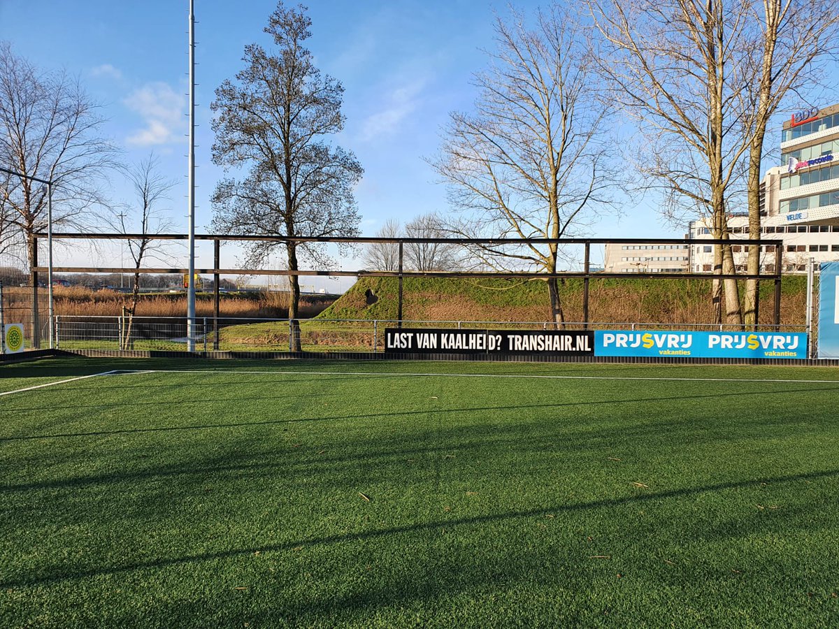 Hij staat!! De voormalige sponsorstellage van HC Den Bosch is sinds kort te bewonderen langs het hoofdveld van <a href="/svBLC/">sv BLC</a>!

Ondertussen is de sponsorcommissie gestart met de verkoop van meters. 

Ook interesse in een plaatsje langs de lijn? Mail naar sponsoring@svblc.nl