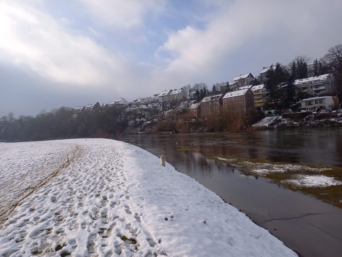 AnjaAster's tweet photo. @microhde Hier gibt es nicht nur Schnee, sondern auch Hochwasser. Mal sehen, ob ich mein SUP noch finde... https://t.co/4q2cZk4YcN