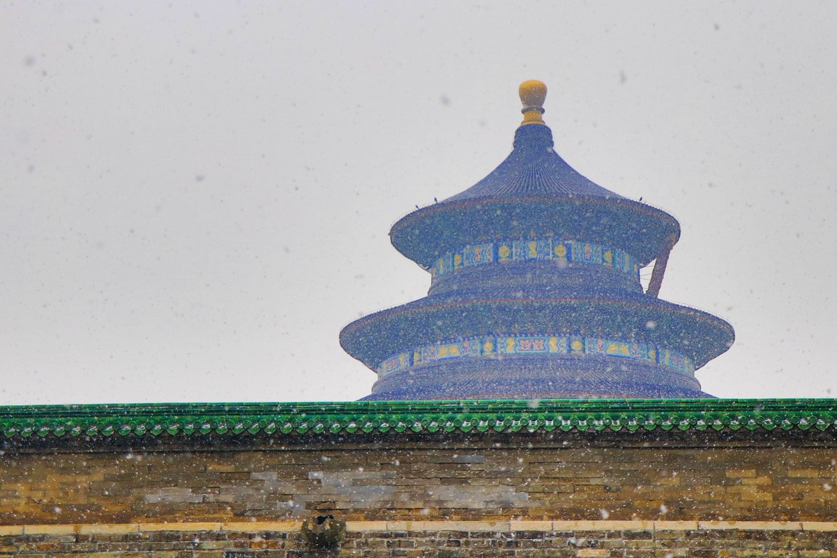 PDChina's tweet photo. Stunning view of #Beijing covered in snow ❄️❄️❄️ https://t.co/wclCWH2xO0