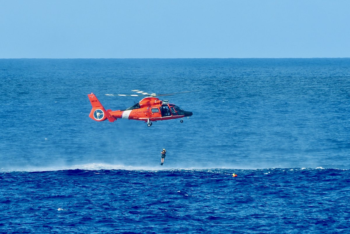 USCGLANTAREA's tweet photo. Jumping into the week like...

PO1 Granger from Air Station #NOLA showed our Brazilian friends how we do it during a #SAR demo as part of #OpSouthernCross

The @USCG Stone crew and @Marmilbr partnered to train lifesaving and law enforcement practices.

#Teamwork #SharedGoals https://t.co/73Xr4yHt6L